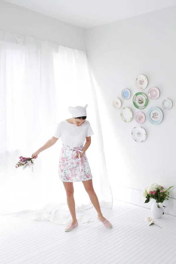 CAFE APRON IN FLORAL LINEN
