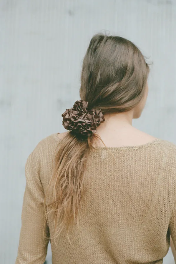 CARNATION SCRUNCHIE, CACAO