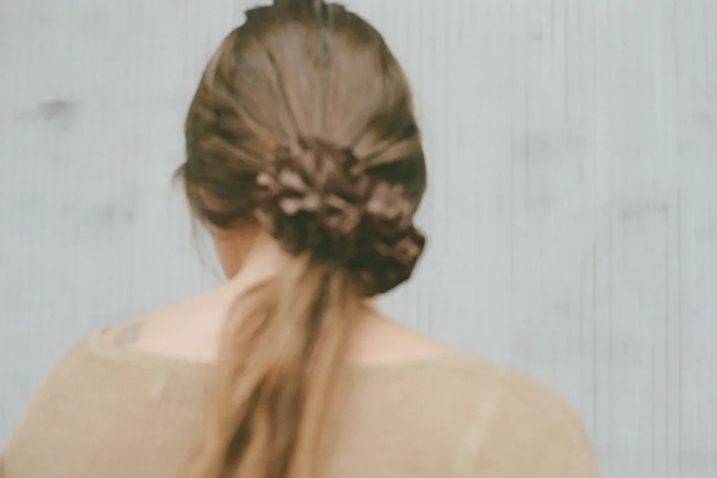 CARNATION SCRUNCHIE, CACAO