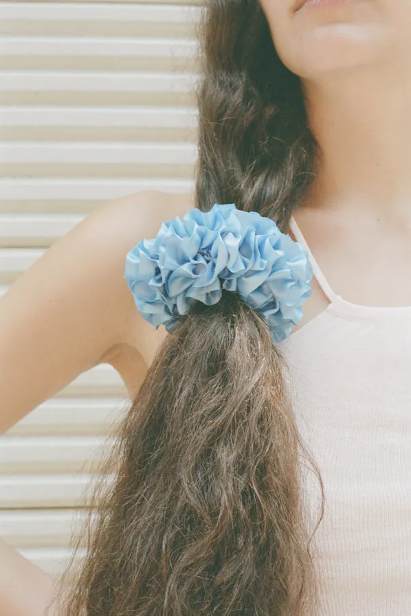 CARNATION SCRUNCHIE, PORCELAIN BLUE