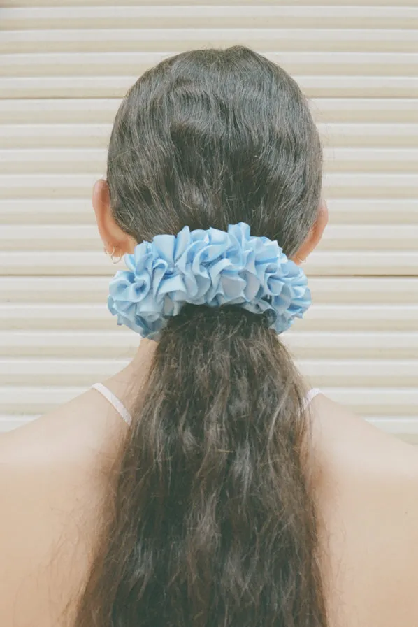 CARNATION SCRUNCHIE, PORCELAIN BLUE