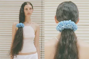CARNATION SCRUNCHIE, PORCELAIN BLUE