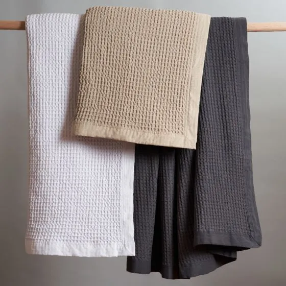 Logan & Mason WAFFLE LINEN BLANKET