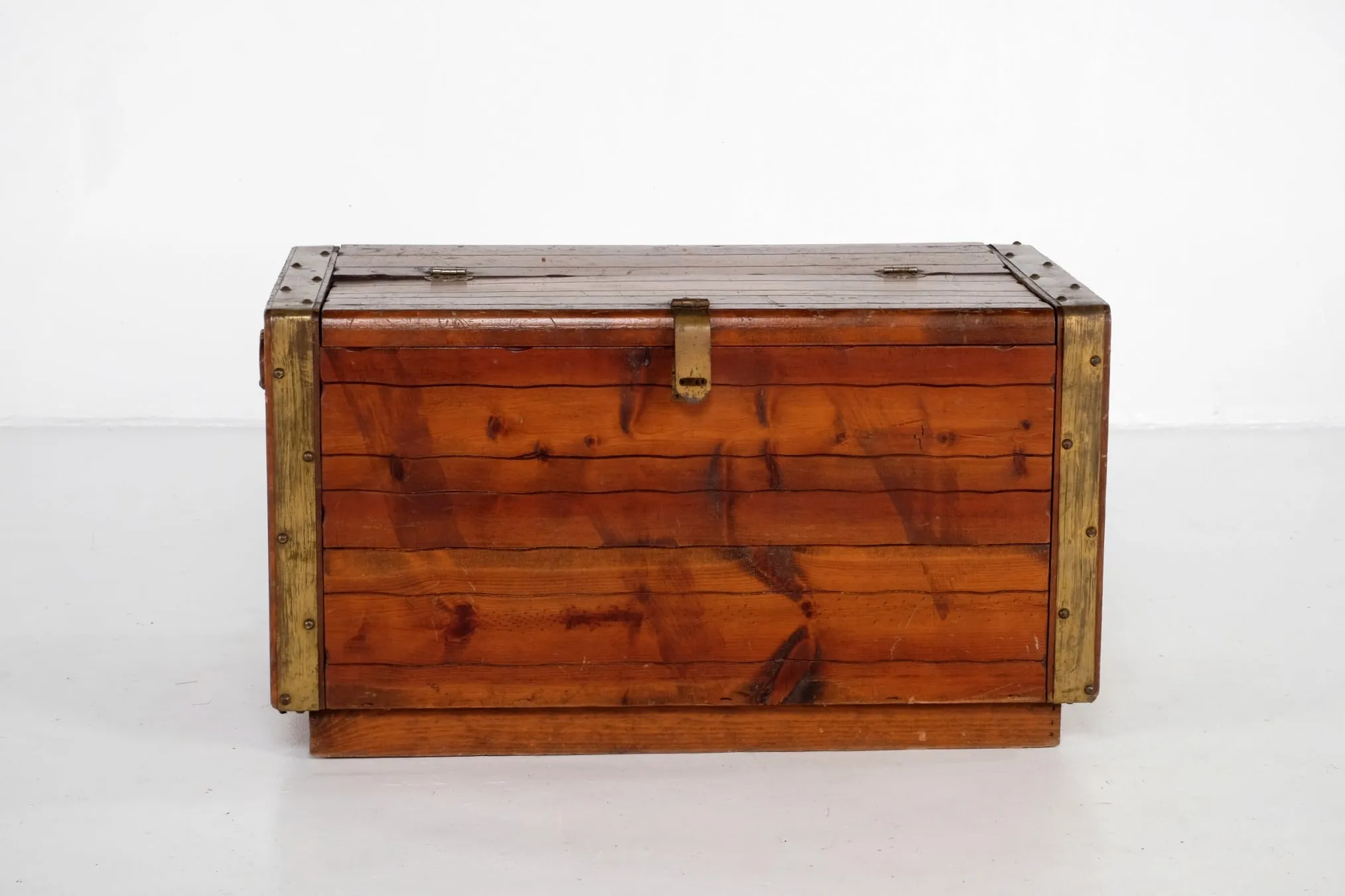 WOODEN STEAMER TRUNK/CHEST