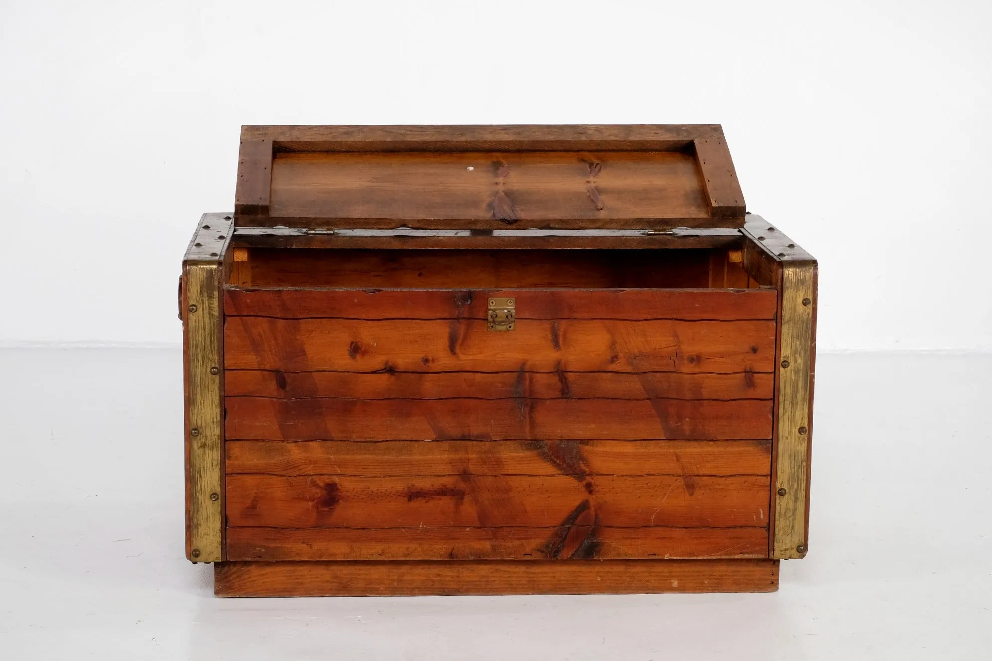 WOODEN STEAMER TRUNK/CHEST